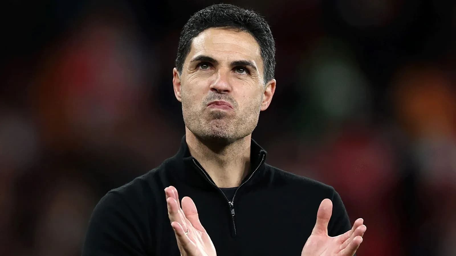 Entrenador aplaudiendo durante el partido Entrenador aplaudiendo durante el partido