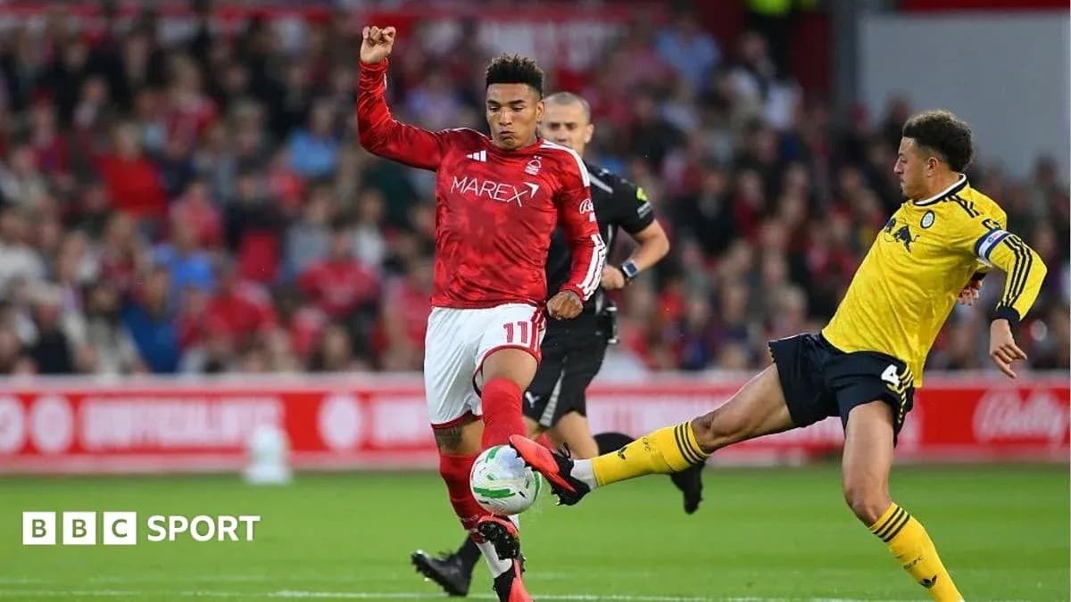 Jugador de Nottingham Forest en acción durante el partido Jugador de Nottingham Forest en acción durante el partido