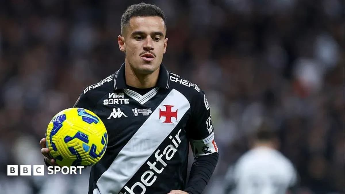 Jugador sosteniendo balón durante un partido Jugador sosteniendo balón durante un partido