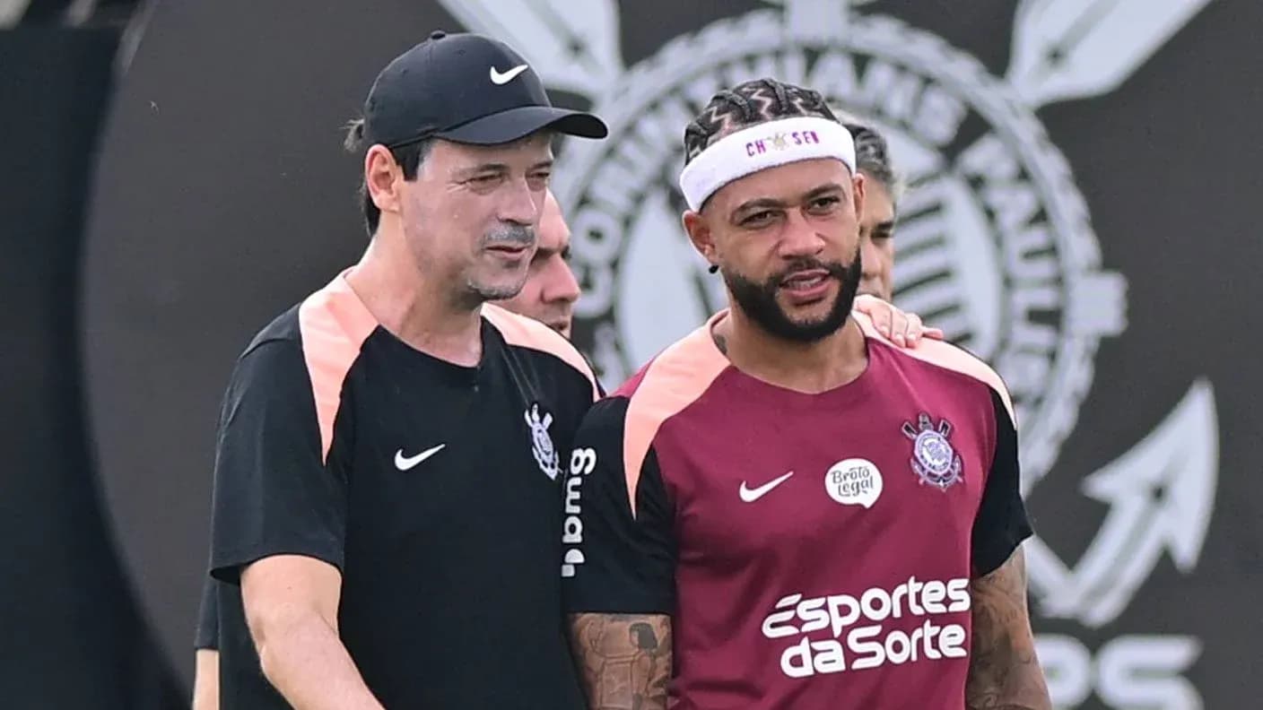 Entrenador conversando con jugador durante entrenamiento Entrenador conversando con jugador durante entrenamiento