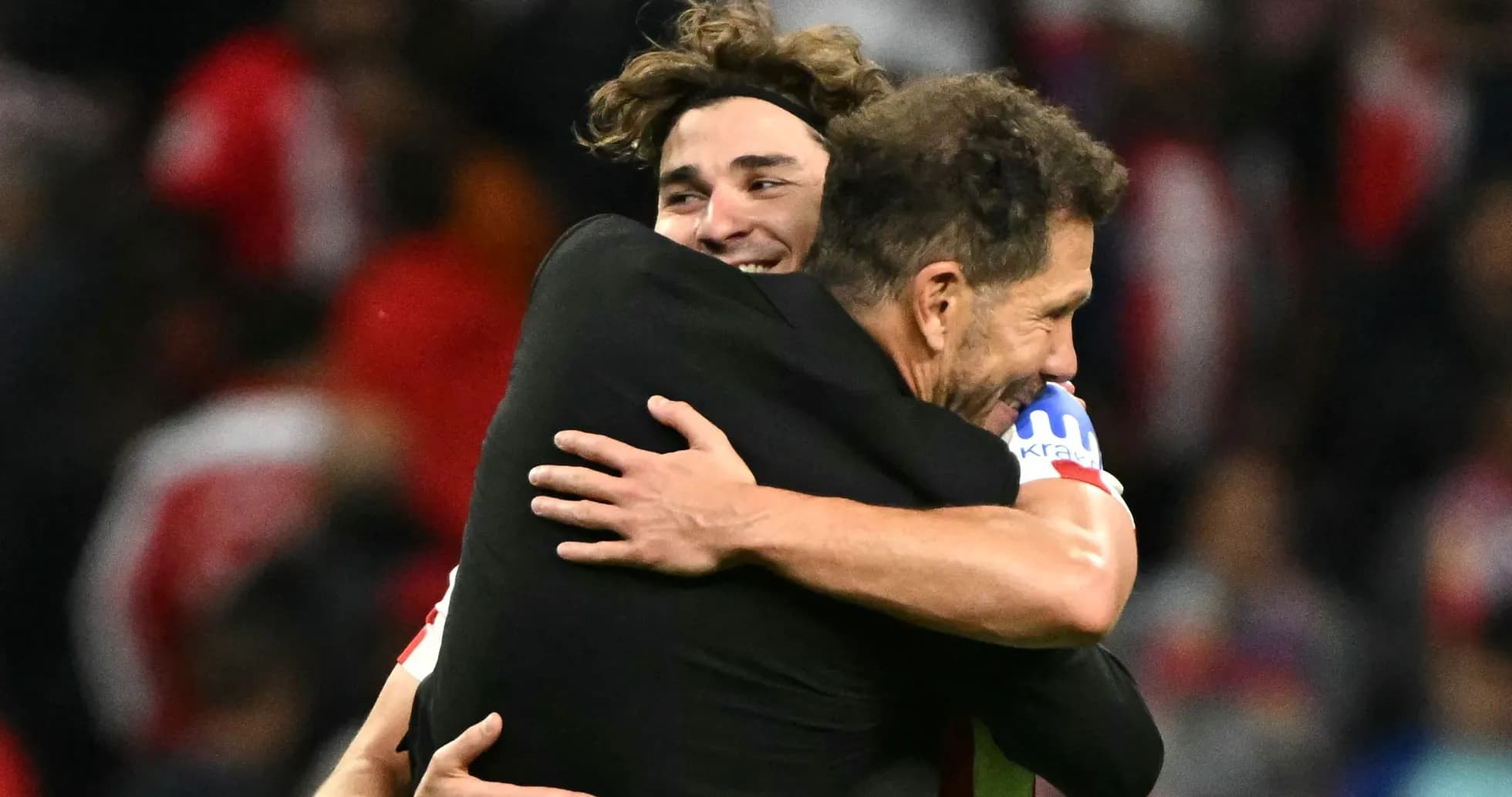 Jugadores abrazándose tras un partido de fútbol Jugadores abrazándose tras un partido de fútbol