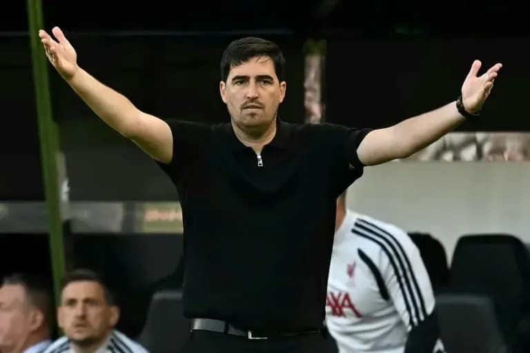 Entrenador gesticulando desde la línea de banda Entrenador gesticulando desde la línea de banda
