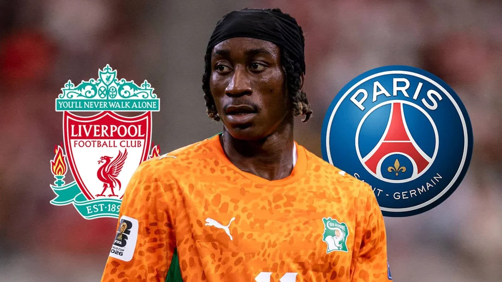 Jugador en camiseta de Costa de Marfil con logos de Liverpool y PSG Jugador en camiseta de Costa de Marfil con logos de Liverpool y PSG