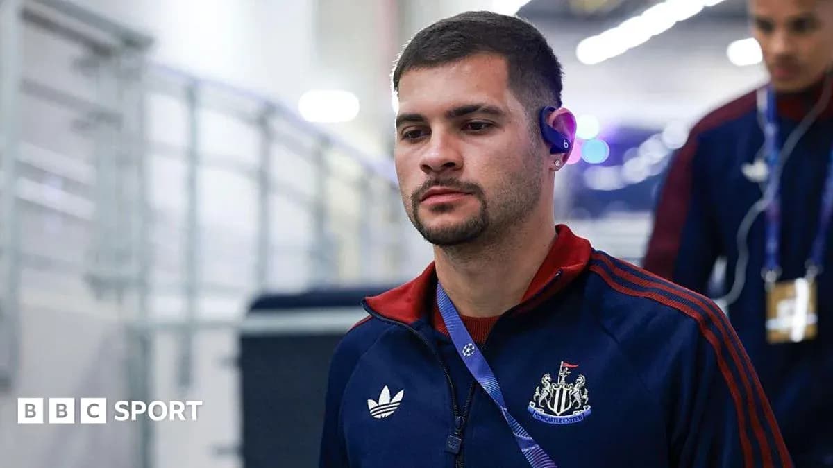 Jugador de Newcastle United ingresando al estadio Jugador de Newcastle United ingresando al estadio