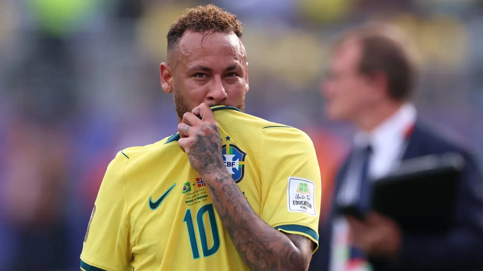 Neymar con la camiseta de Brasil durante un partido Neymar con la camiseta de Brasil durante un partido