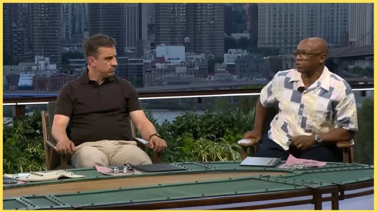 Dos comentaristas sentados en un set al aire libre Dos comentaristas sentados en un set al aire libre