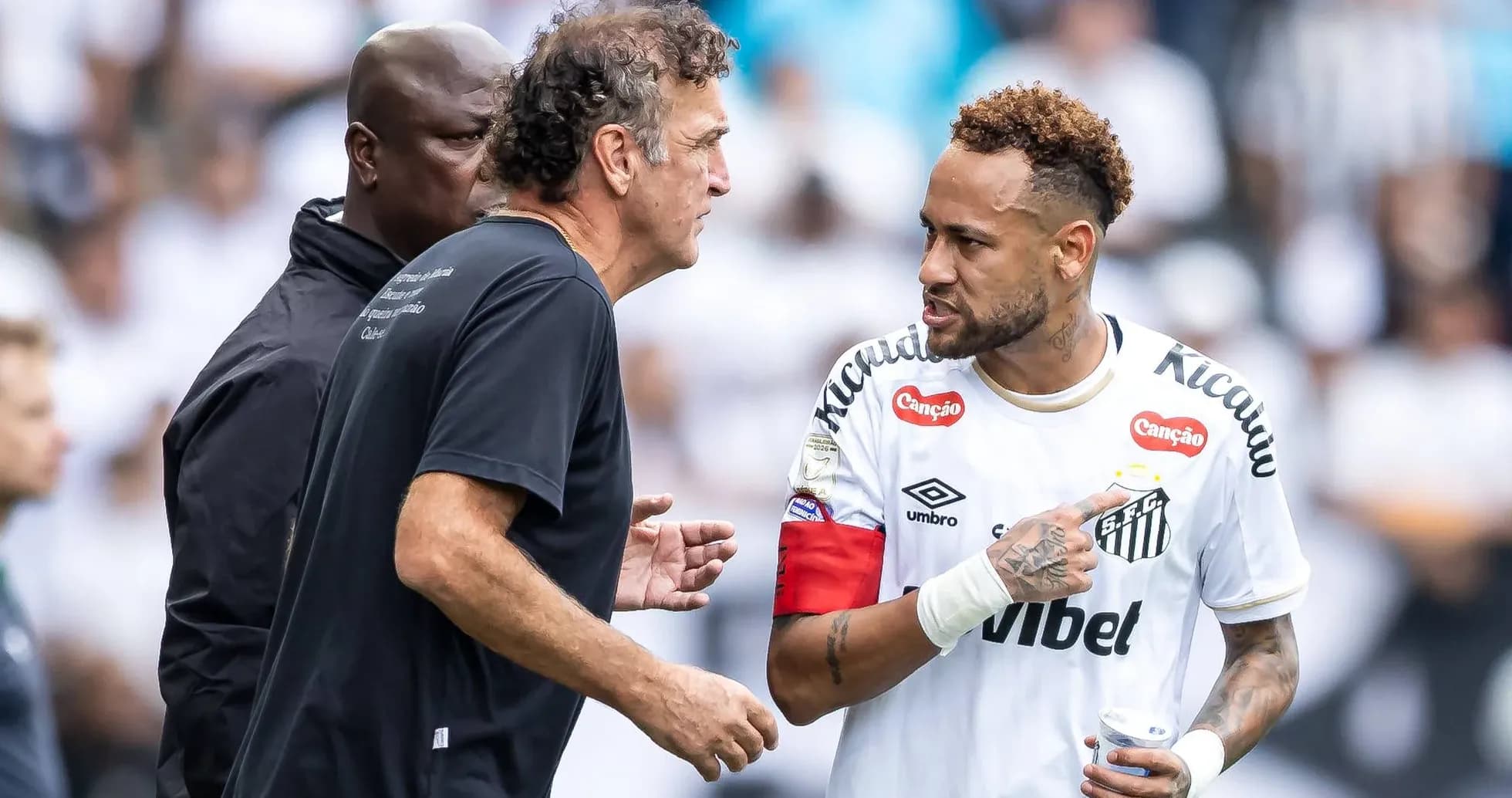 Neymar conversando con el entrenador durante el partido Neymar conversando con el entrenador durante el partido