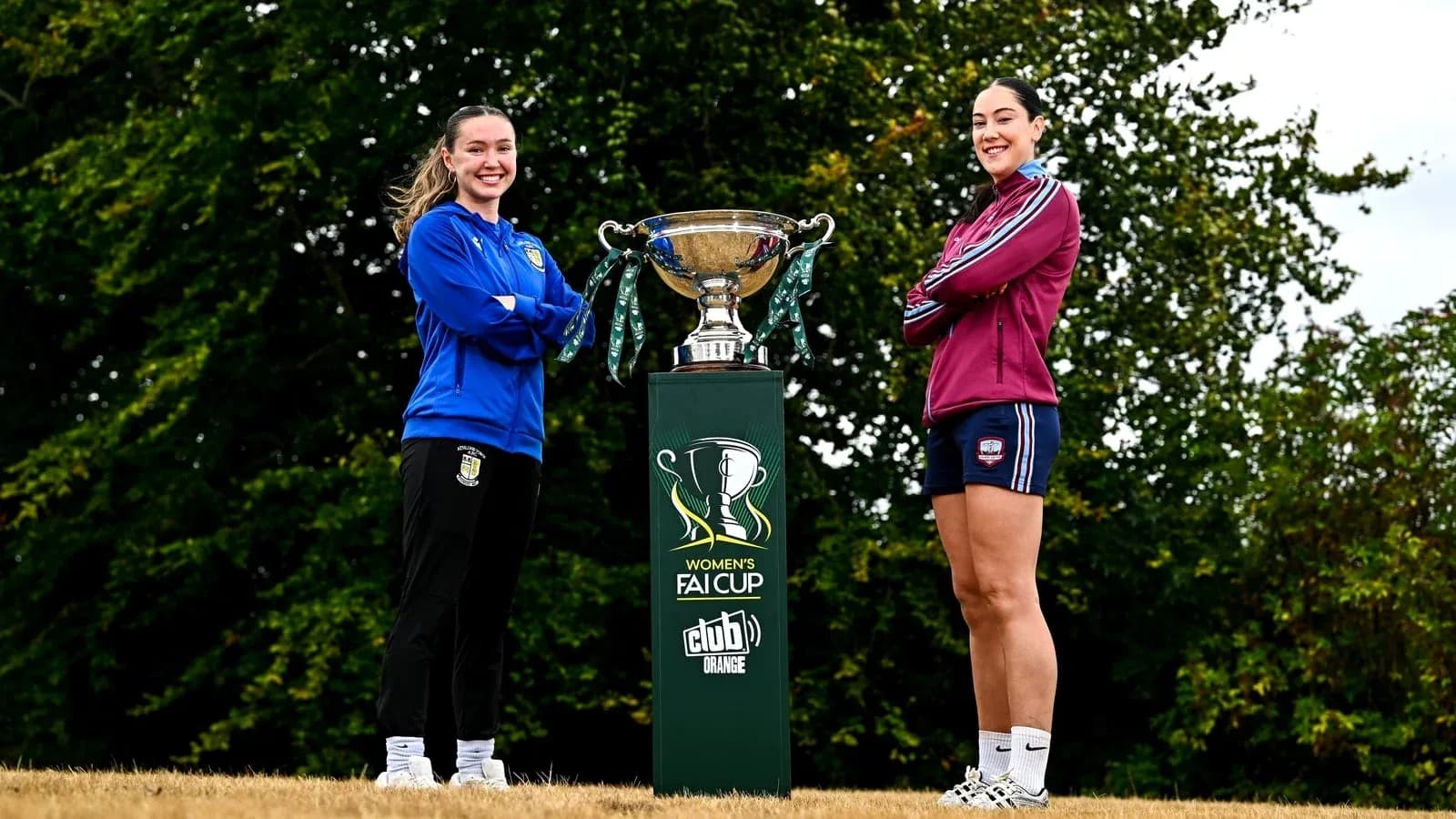 Jugadoras posando junto al trofeo de la FAI Cup Jugadoras posando junto al trofeo de la FAI Cup