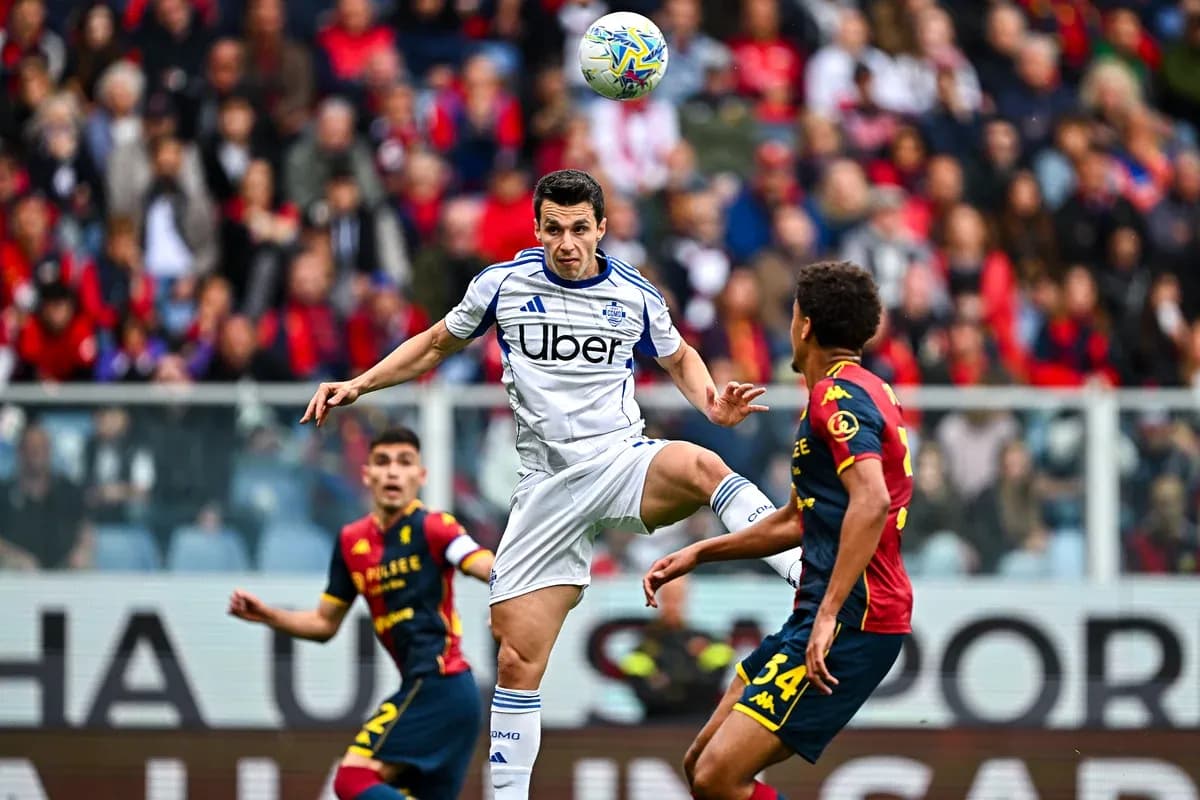 Jugador de Como en acción contra Genoa Jugador de Como en acción contra Genoa