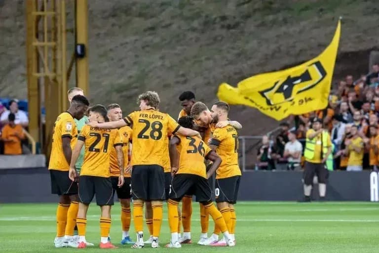 Jugadores de Wolverhampton en reunión antes del partido Jugadores de Wolverhampton en reunión antes del partido