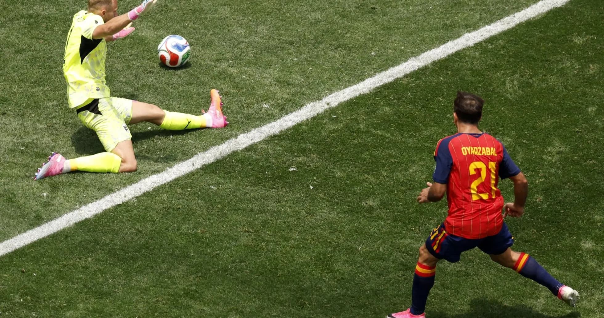 Portero detiene un balón durante el partido Portero detiene un balón durante el partido
