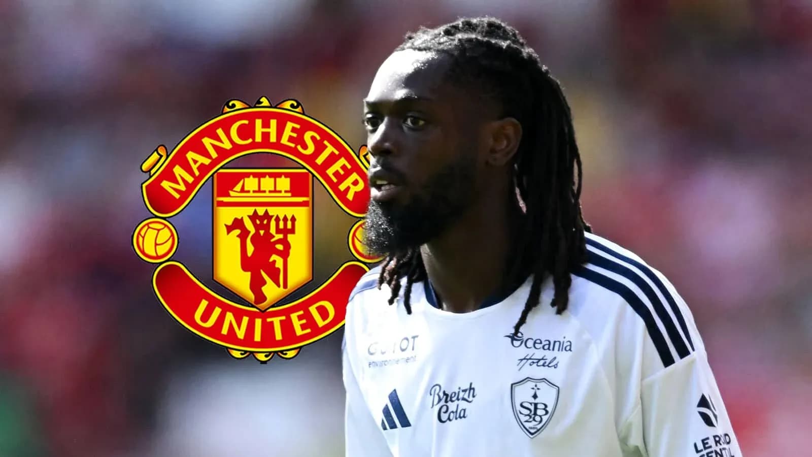 Jugador con camiseta blanca frente al logo de Manchester United Jugador con camiseta blanca frente al logo de Manchester United