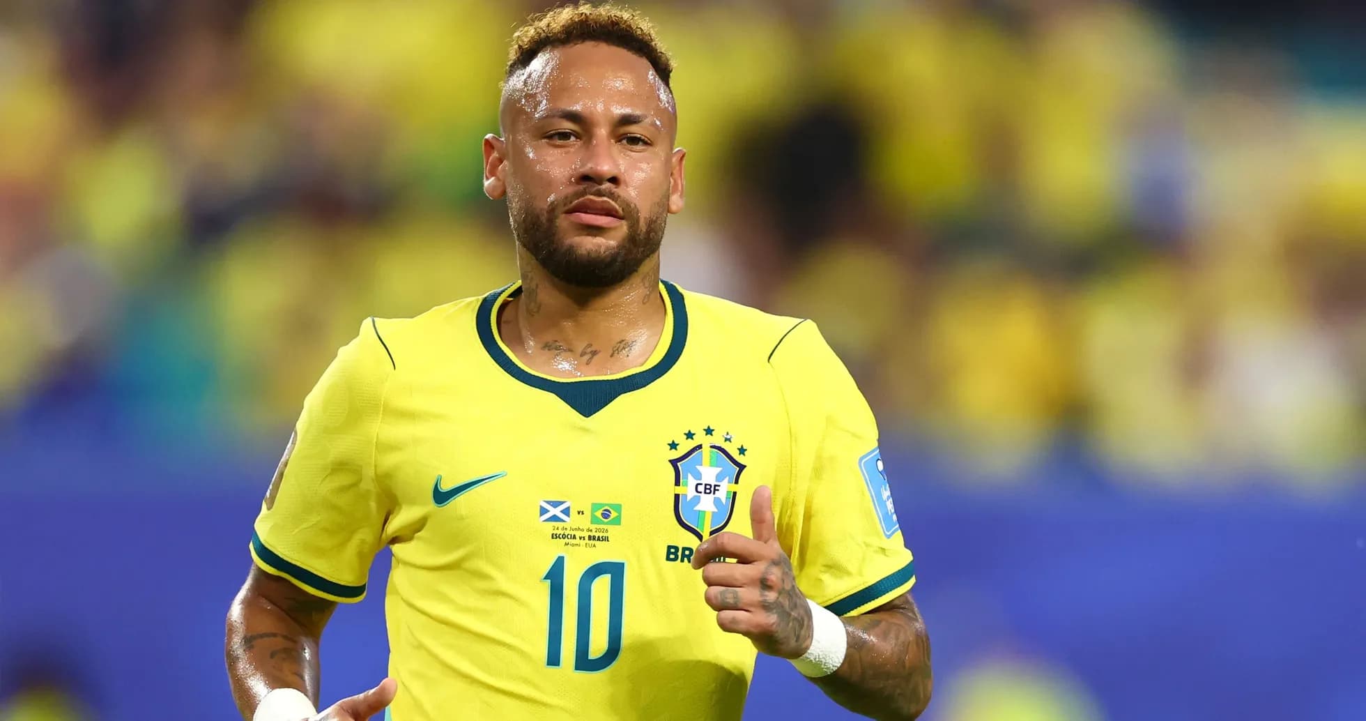 Neymar corriendo con la camiseta de Brasil en partido Neymar corriendo con la camiseta de Brasil en partido