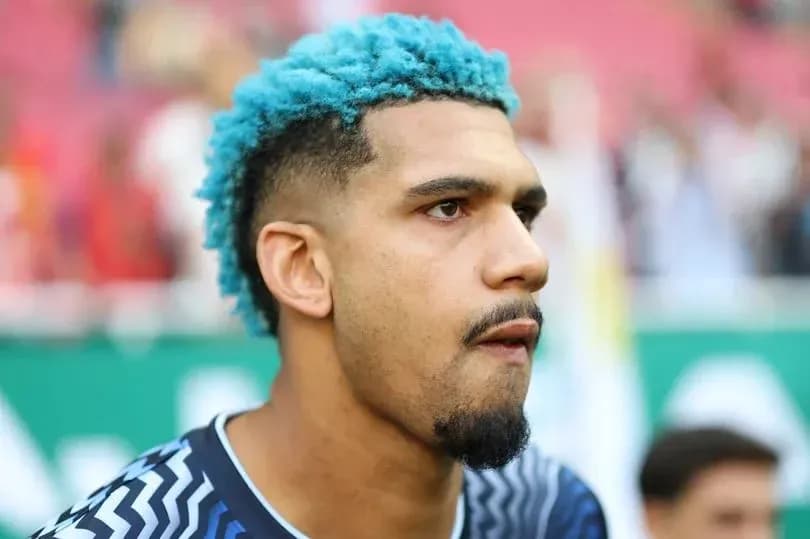 Portero con cabello azul en el campo de juego Portero con cabello azul en el campo de juego