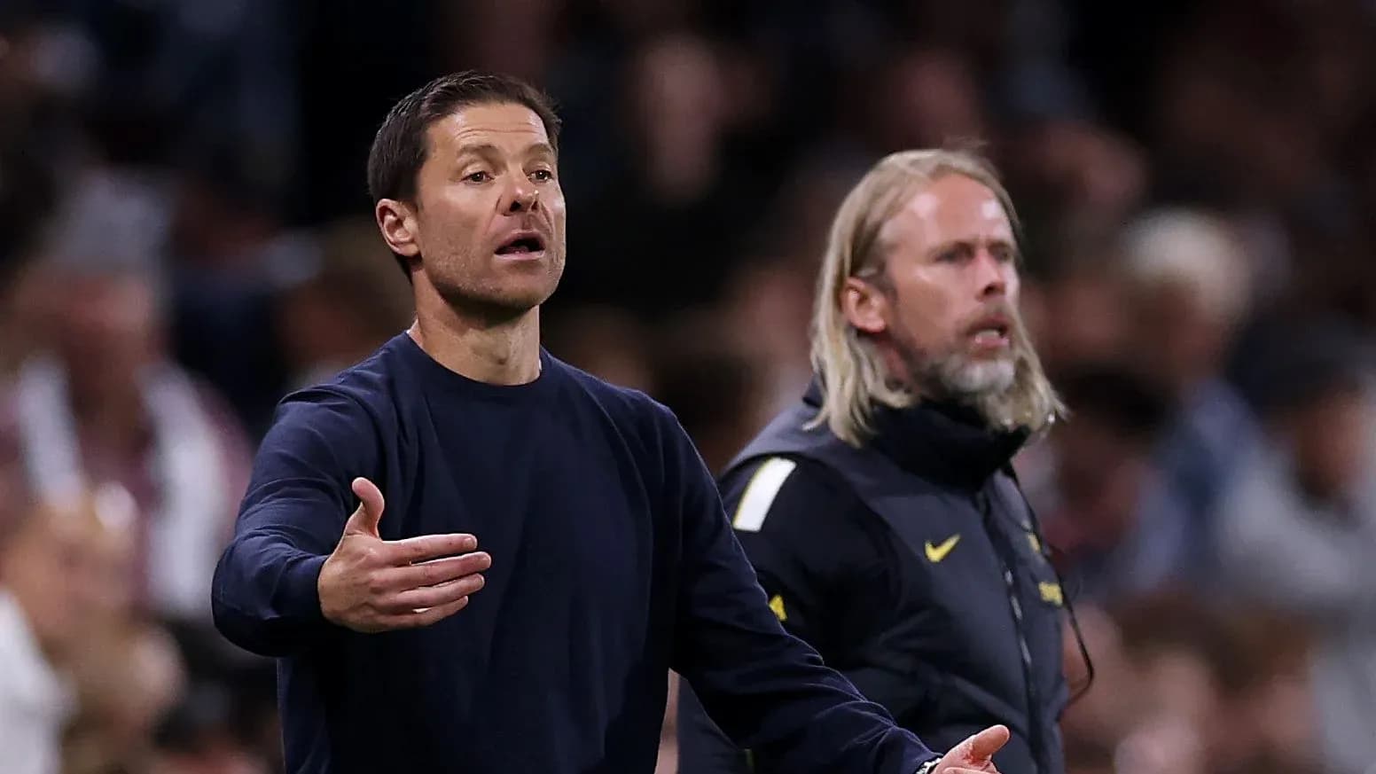 Entrenador gesticulando durante un partido de fútbol Entrenador gesticulando durante un partido de fútbol