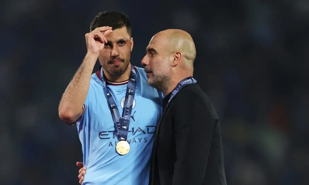 Jugador y entrenador de Manchester City en celebración Jugador y entrenador de Manchester City en celebración