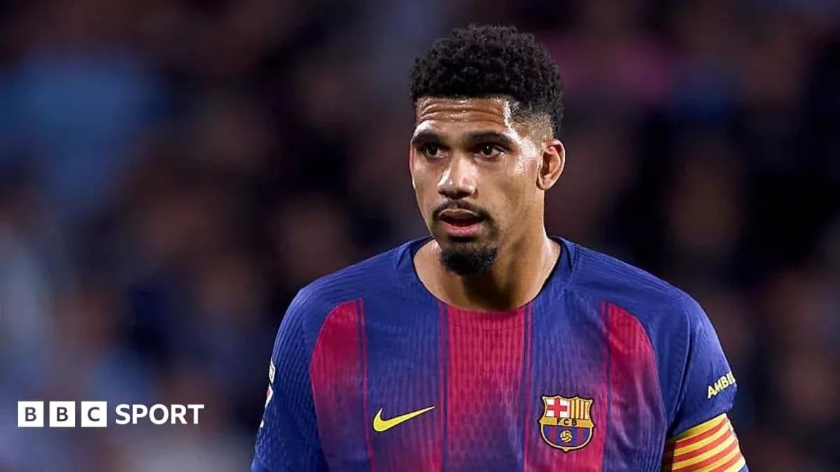 Jugador de Barcelona durante un partido en el campo Jugador de Barcelona durante un partido en el campo