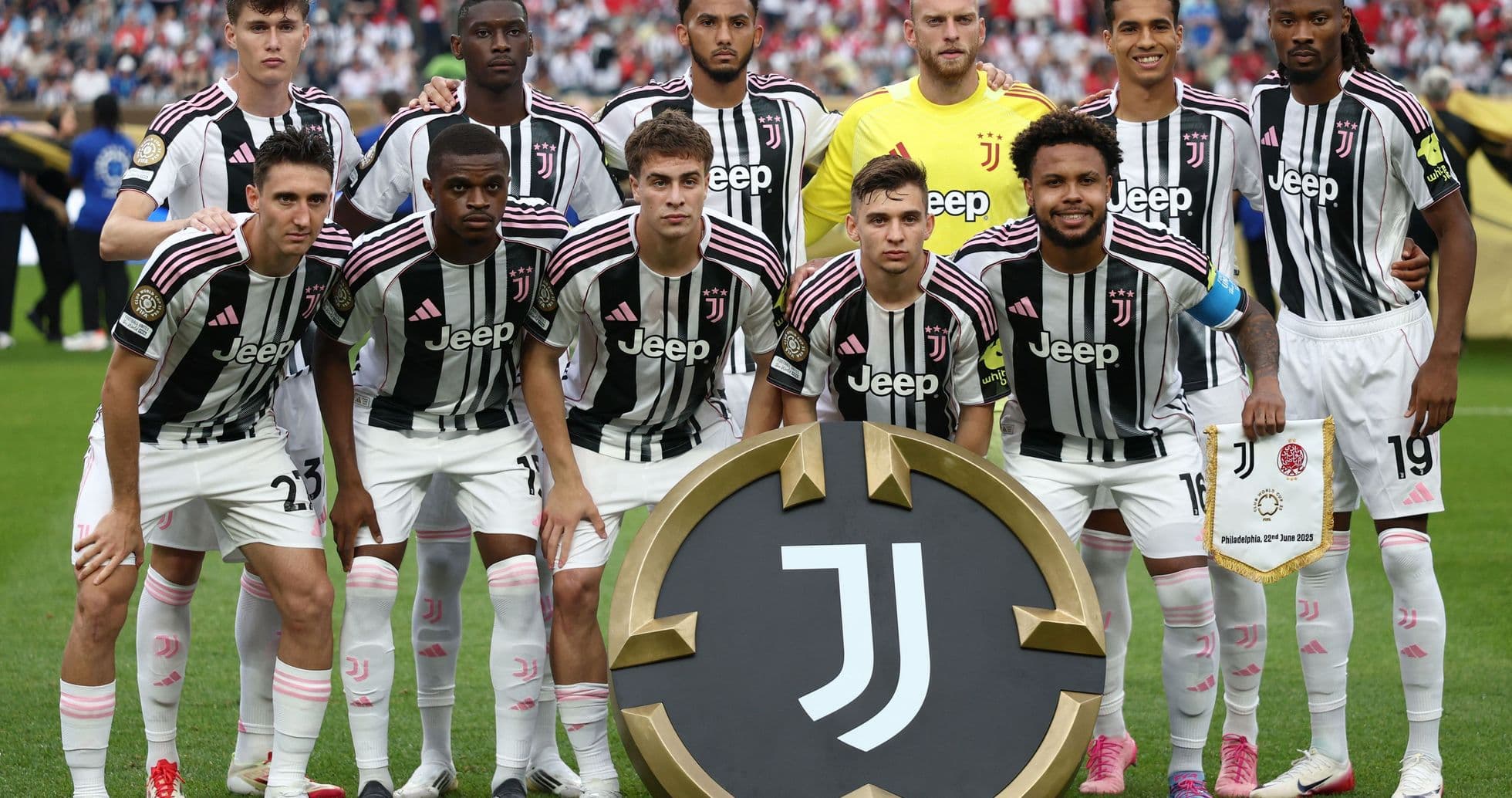 Equipo de Juventus posando con trofeo en el campo Equipo de Juventus posando con trofeo en el campo