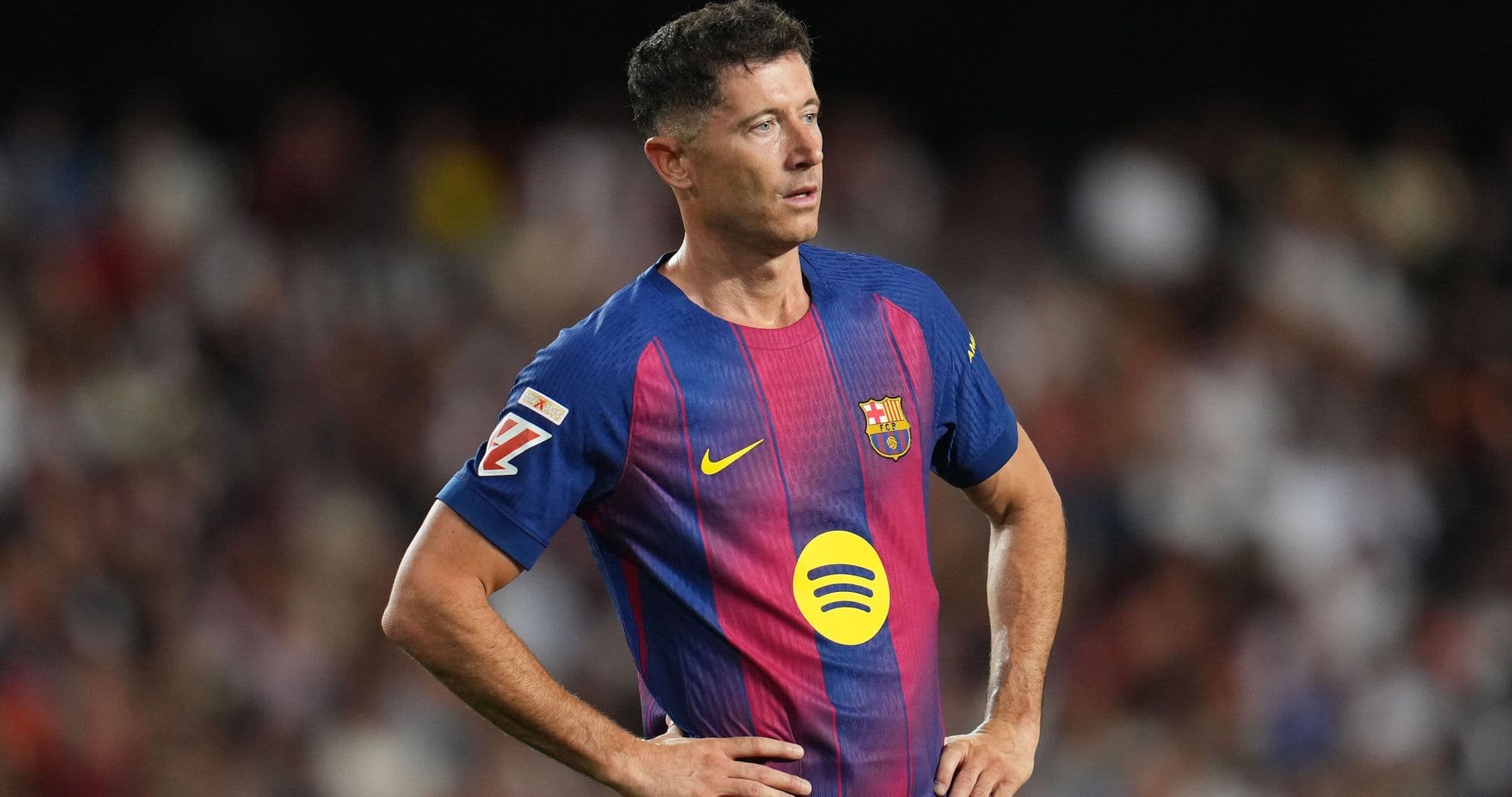 Jugador de Barcelona durante un partido en el campo Jugador de Barcelona durante un partido en el campo