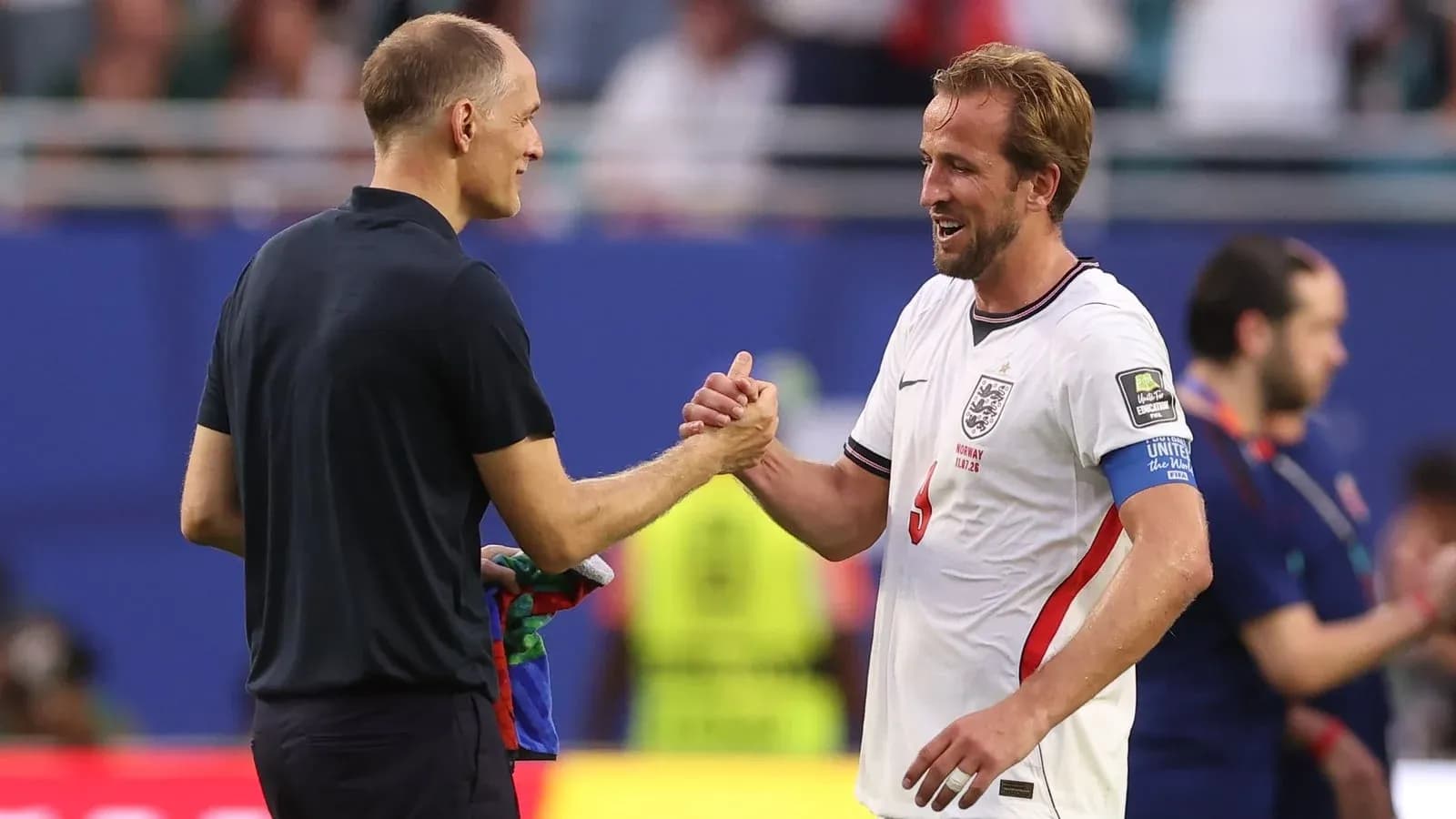 Entrenador y jugador de Inglaterra estrechando manos Entrenador y jugador de Inglaterra estrechando manos