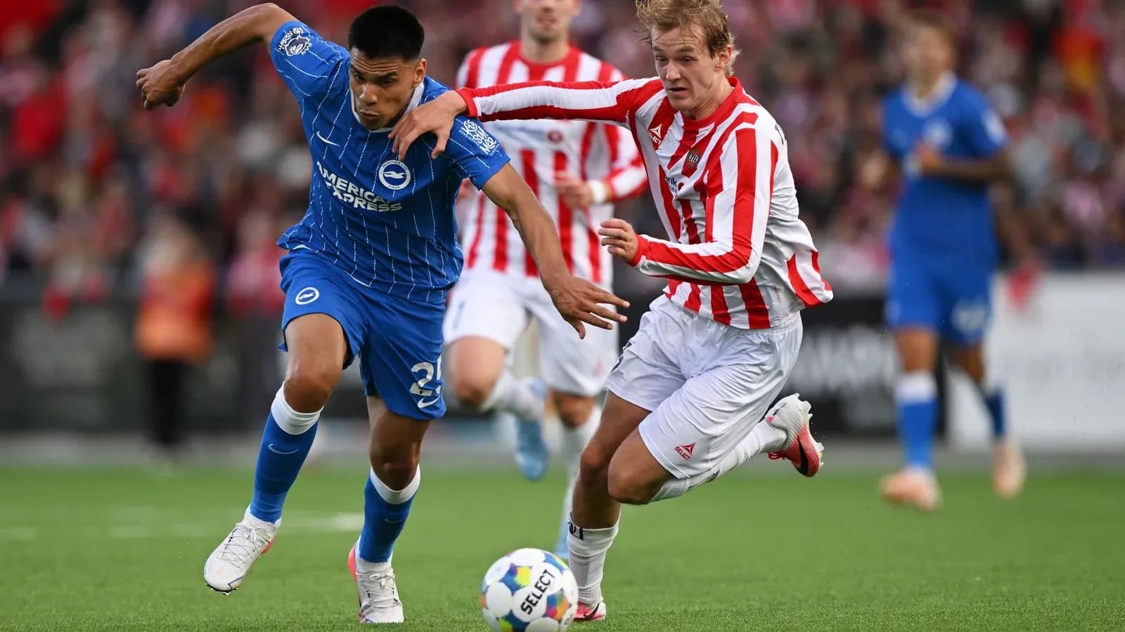 Jugador de Brighton driblando mientras es presionado Jugador de Brighton driblando mientras es presionado
