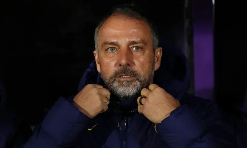 Entrenador ajustando su chaqueta en el banquillo Entrenador ajustando su chaqueta en el banquillo