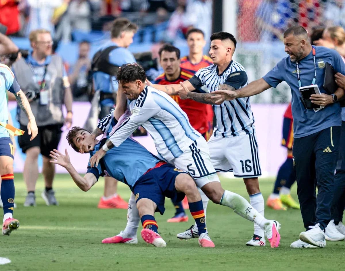 Jugadores de Argentina y España enfrentándose en el campo Jugadores de Argentina y España enfrentándose en el campo
