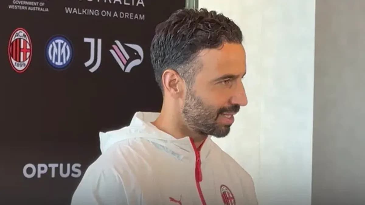 Jugador de AC Milan en conferencia de prensa Jugador de AC Milan en conferencia de prensa