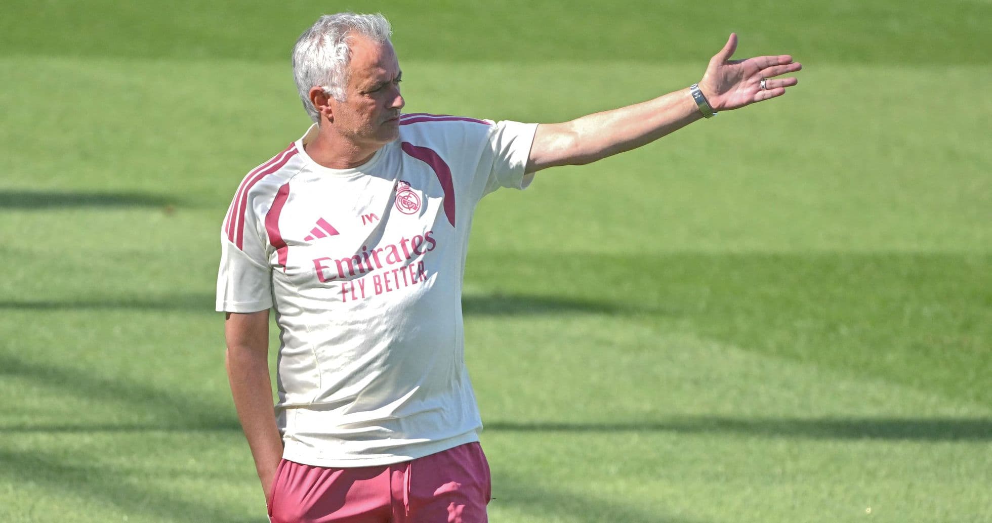 Entrenador dirigiendo a su equipo en el entrenamiento Entrenador dirigiendo a su equipo en el entrenamiento