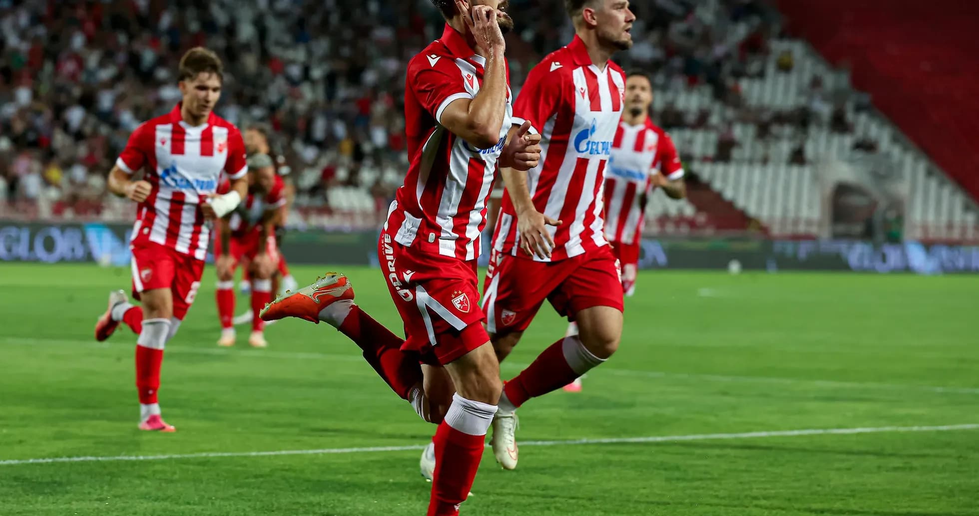 Jugador celebrando un gol de Crvena Zvezda Jugador celebrando un gol de Crvena Zvezda