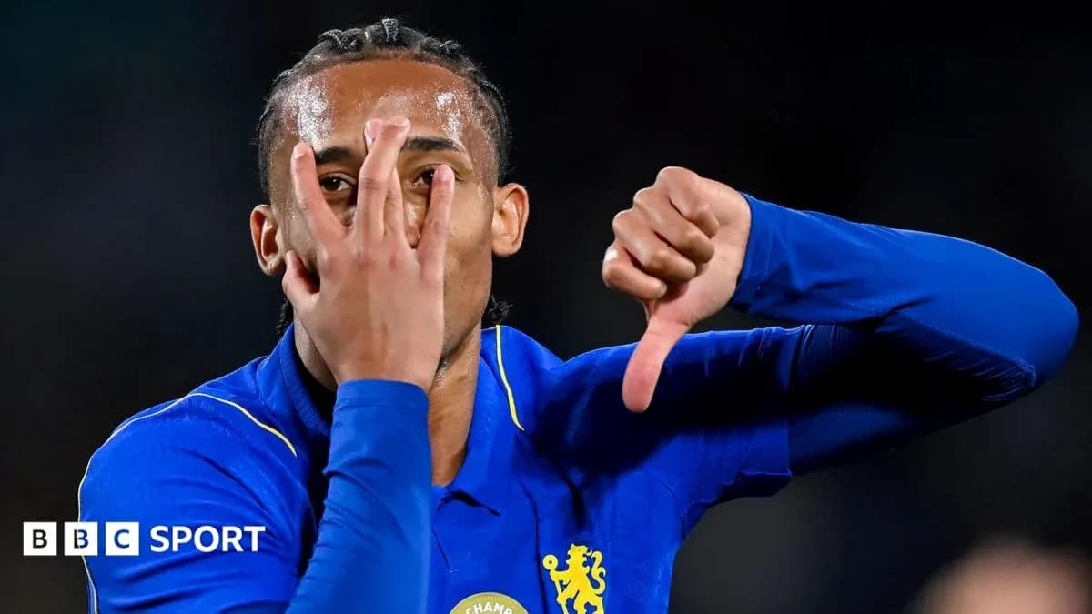 Jugador de Chelsea mostrando el gesto de cinco Jugador de Chelsea mostrando el gesto de cinco