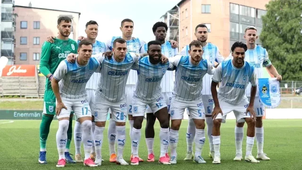 Equipo de Universitatea Craiova posando para foto Equipo de Universitatea Craiova posando para foto
