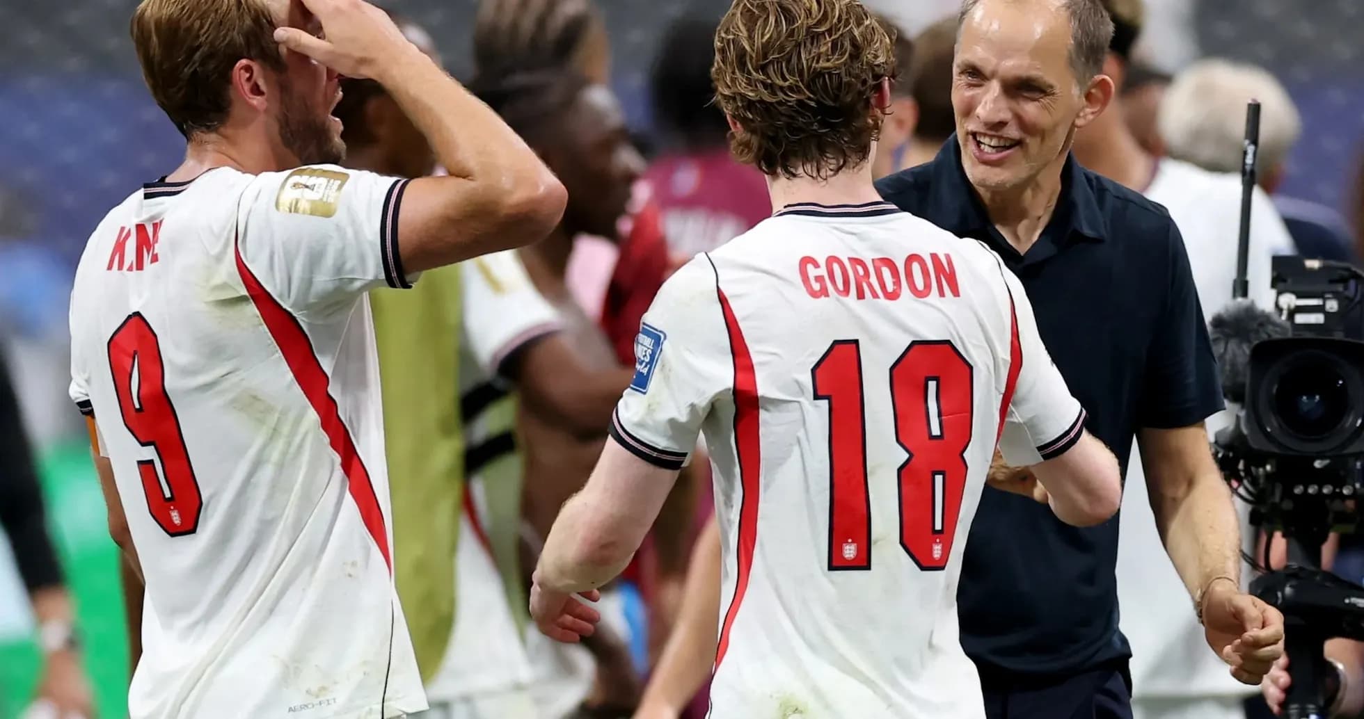 Harry Kane y Anthony Gordon celebrando Harry Kane y Anthony Gordon celebrando
