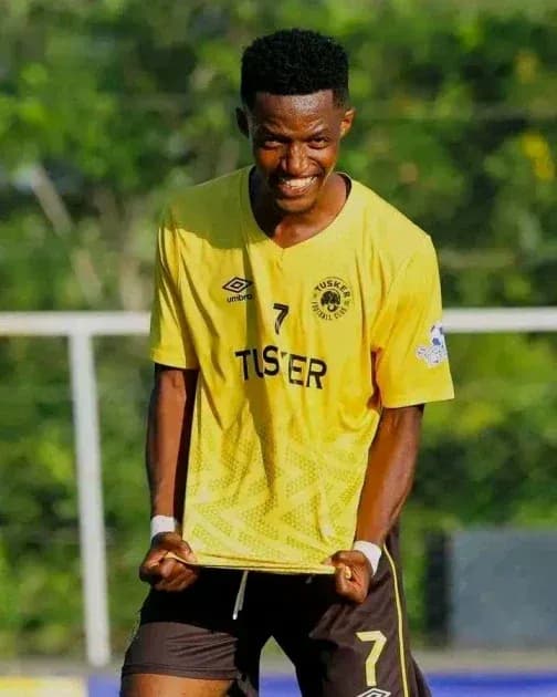 Jugador de fútbol celebrando en uniforme amarillo Jugador de fútbol celebrando en uniforme amarillo