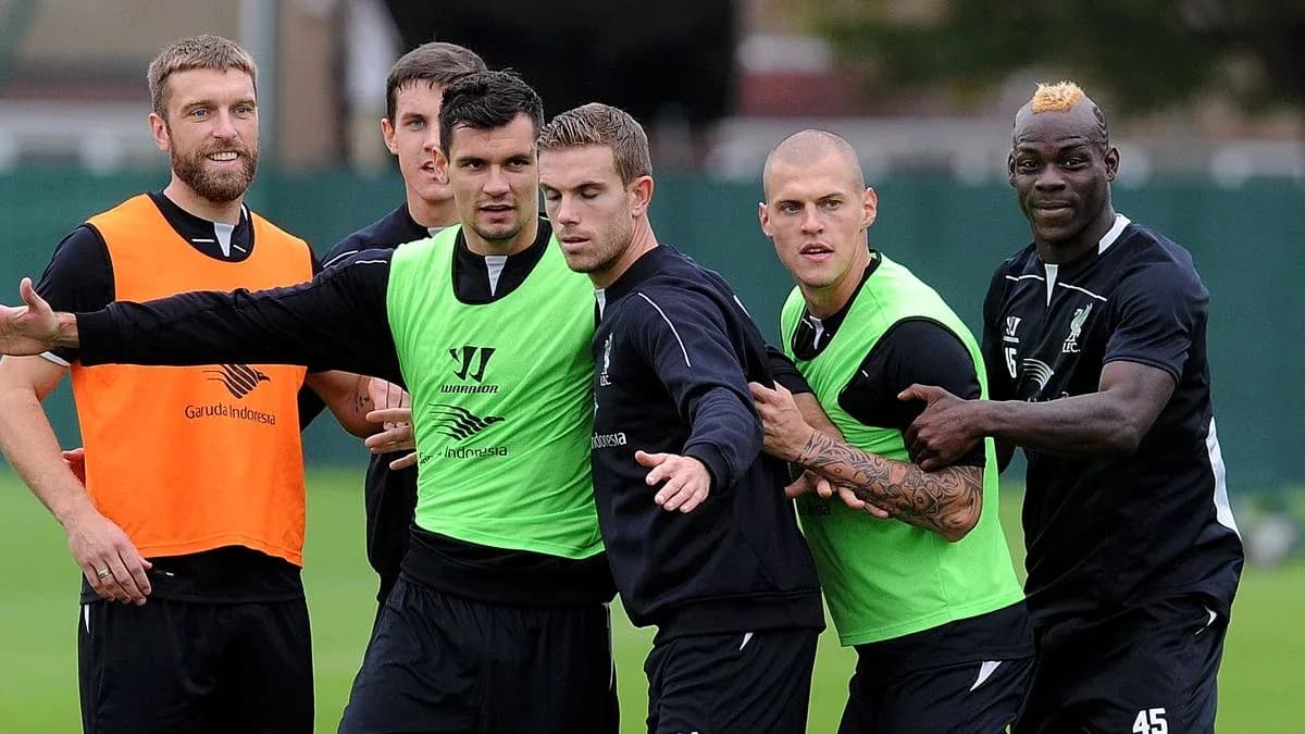 Jugadores de Liverpool durante un entrenamiento en grupo Jugadores de Liverpool durante un entrenamiento en grupo