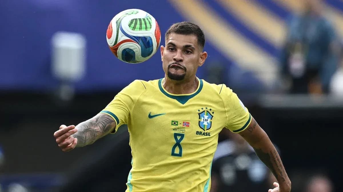 Jugador de Brasil controlando el balón en el partido Jugador de Brasil controlando el balón en el partido