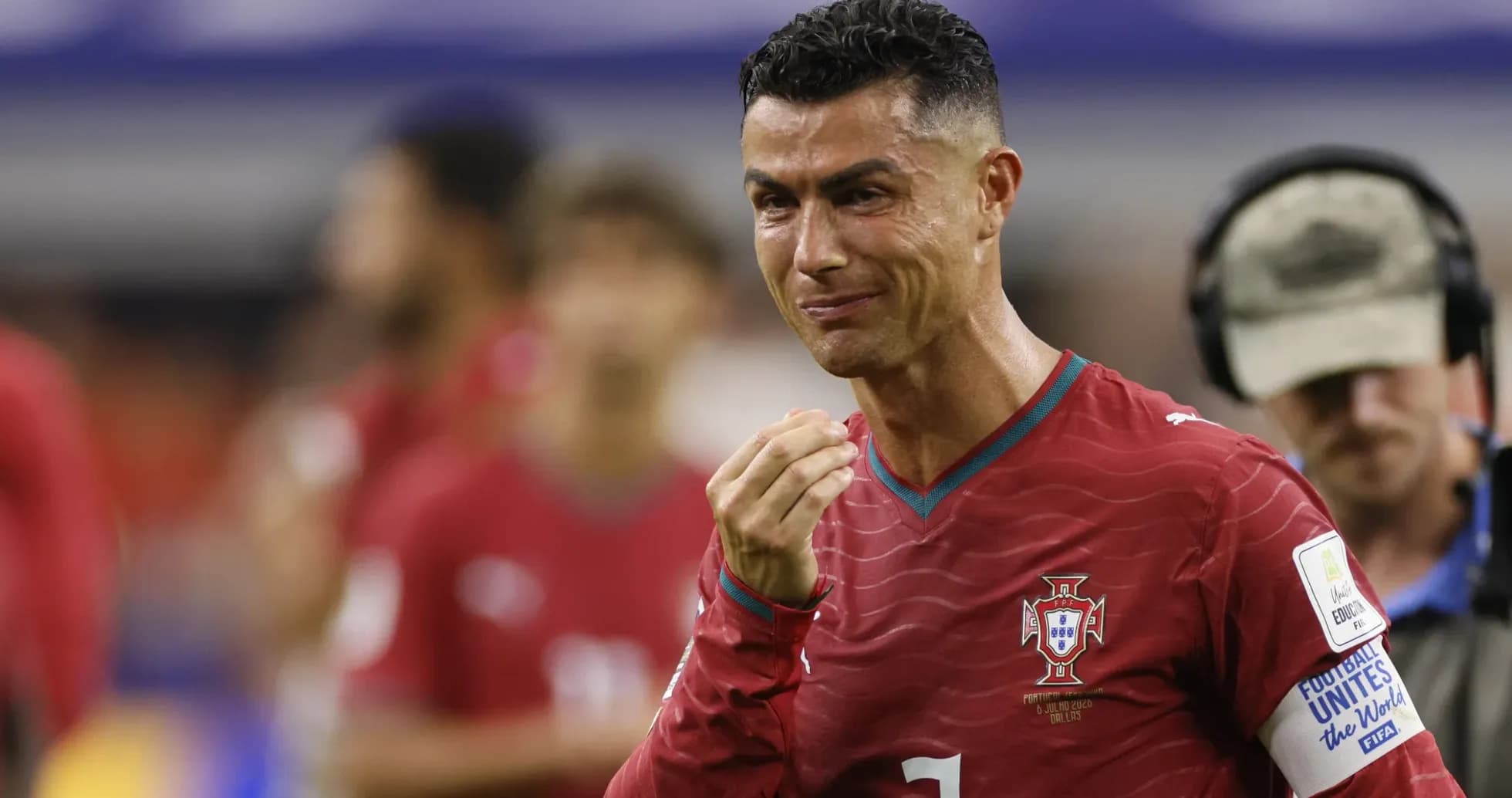 Cristiano Ronaldo con camiseta de Portugal en el campo Cristiano Ronaldo con camiseta de Portugal en el campo