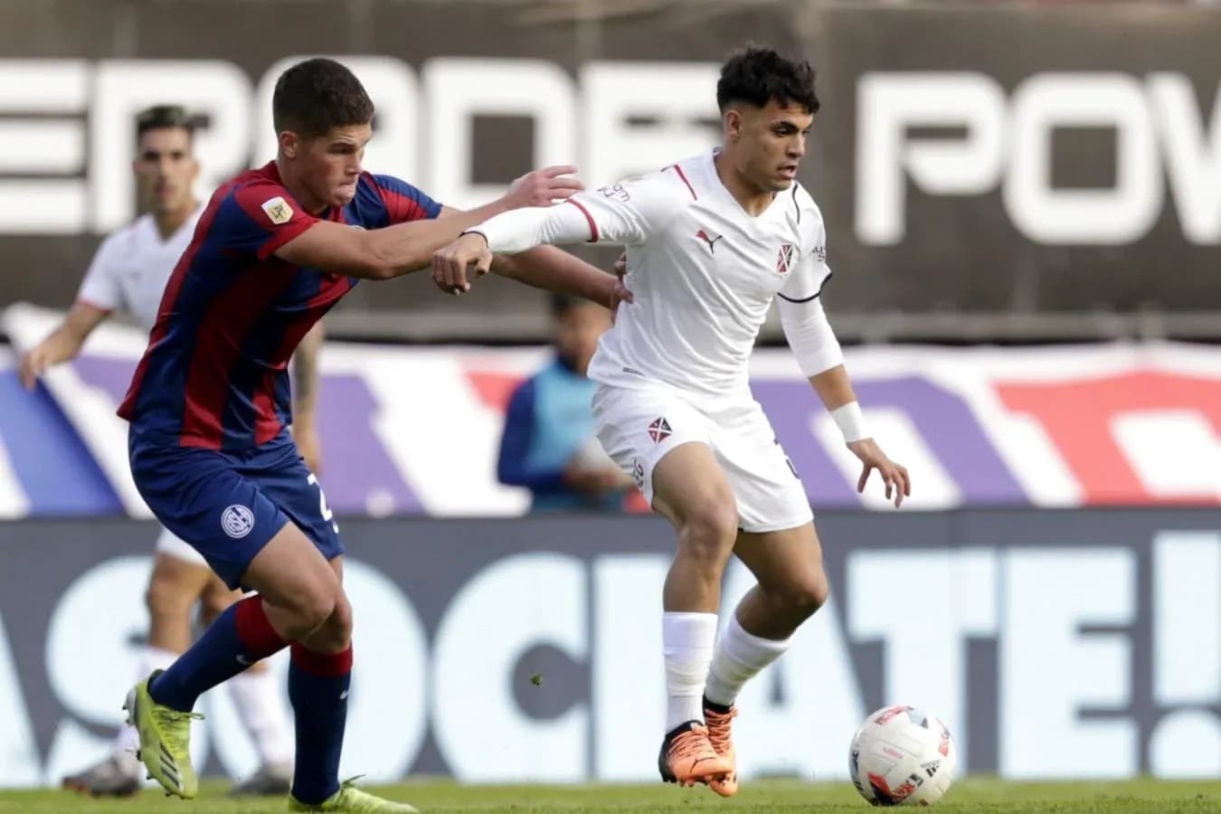 Jugador de Independiente driblando a rival de San Lorenzo Jugador de Independiente driblando a rival de San Lorenzo