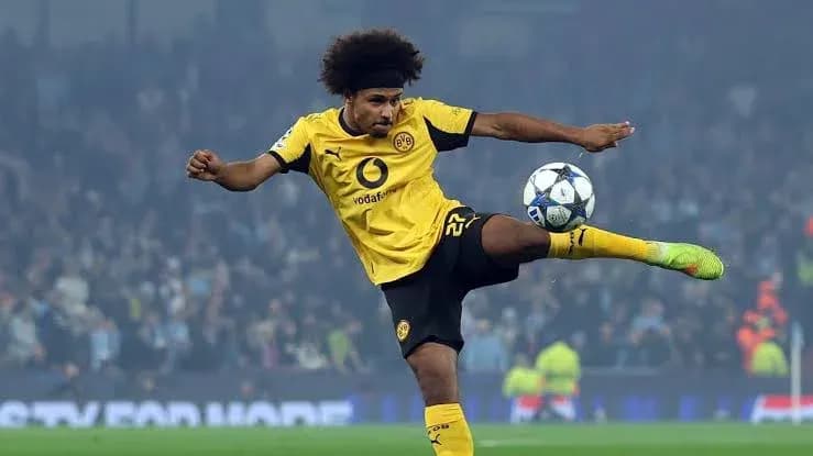 Jugador de Borussia Dortmund chutando un balón en partido Jugador de Borussia Dortmund chutando un balón en partido
