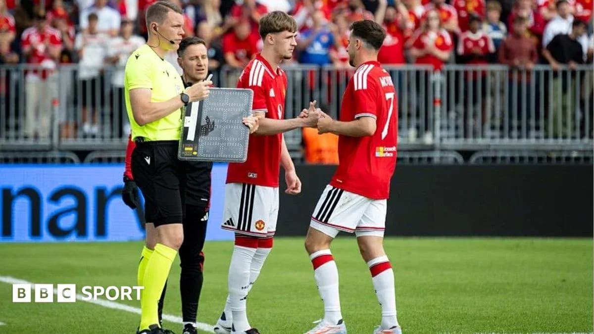 Sustitución en partido de fútbol con árbitro y jugadores Sustitución en partido de fútbol con árbitro y jugadores