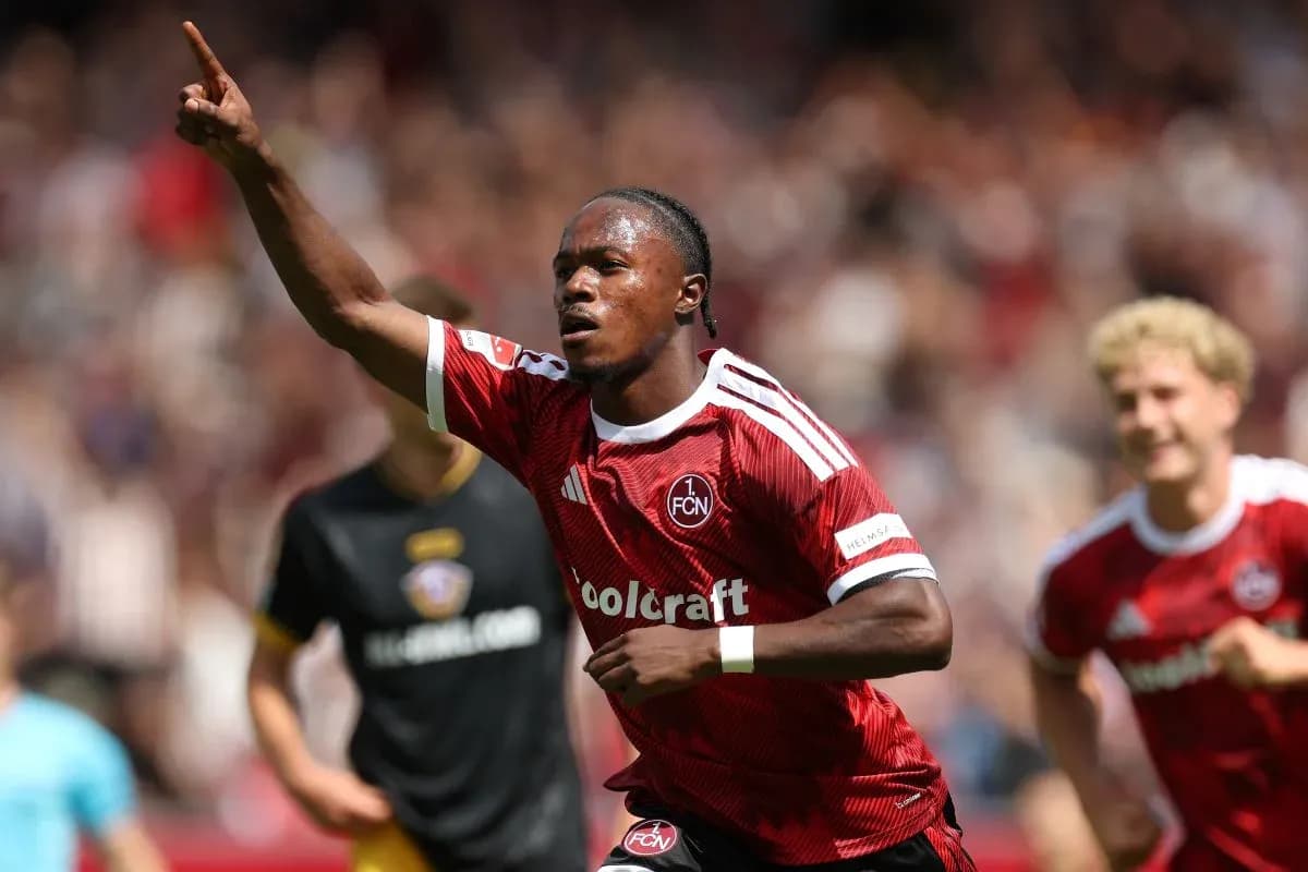 Jugador del FCN celebra un gol levantando el dedo Jugador del FCN celebra un gol levantando el dedo