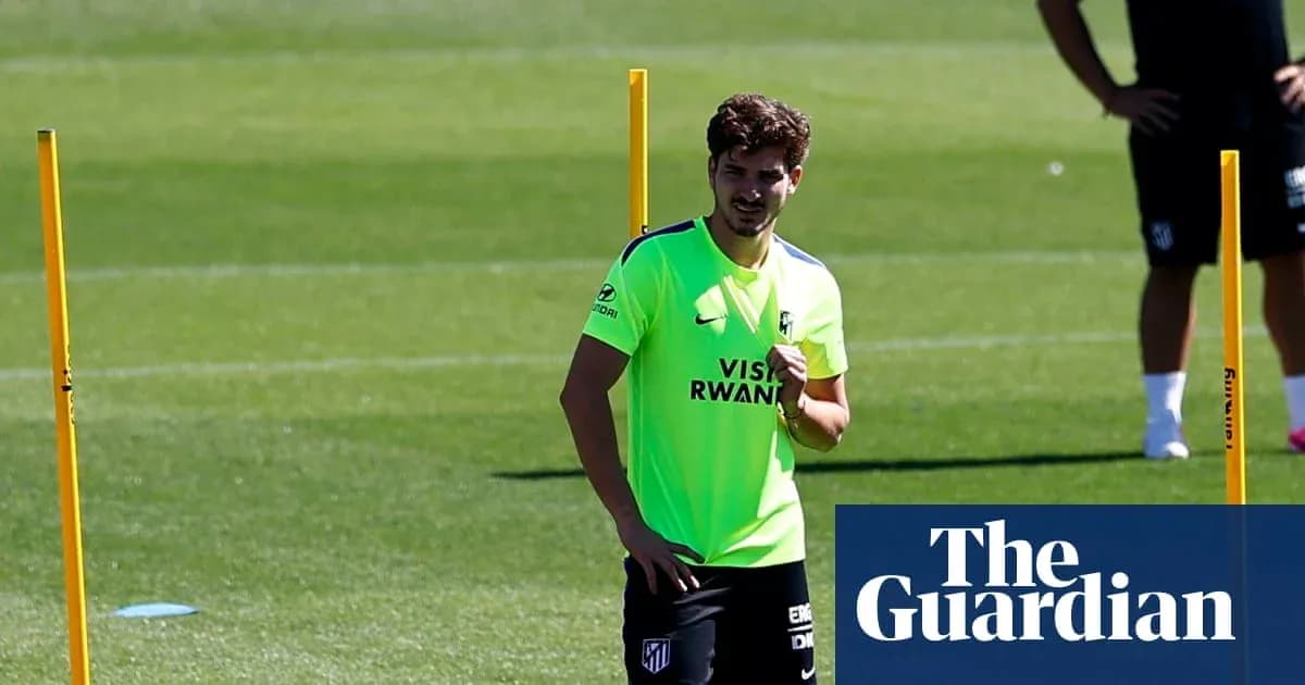 Jugador entrenando en campo con conos de señalización Jugador entrenando en campo con conos de señalización