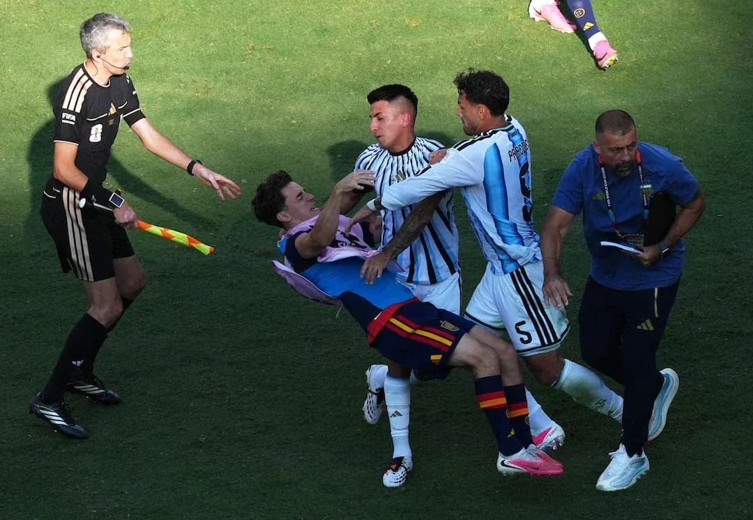 Jugadores de España y Argentina en acción Jugadores de España y Argentina en acción