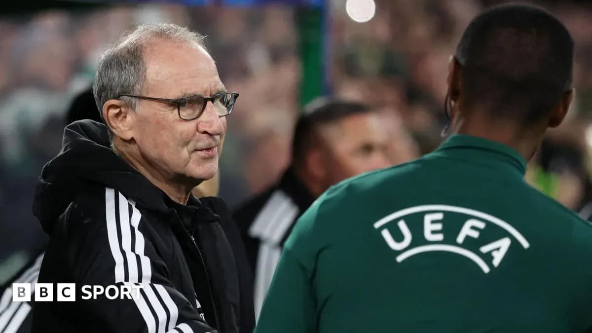 Entrenador conversando con árbitro en partido Entrenador conversando con árbitro en partido