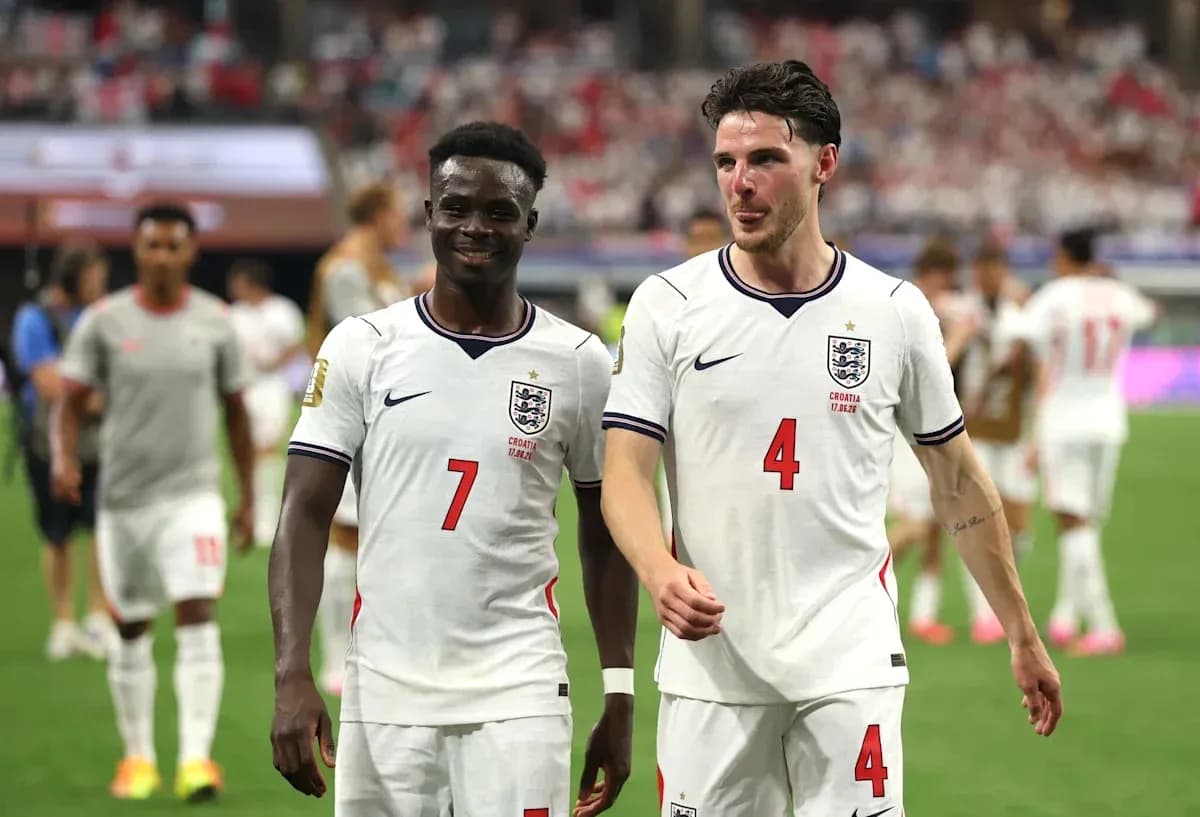 Jugadores de Inglaterra saliendo del campo tras partido Jugadores de Inglaterra saliendo del campo tras partido