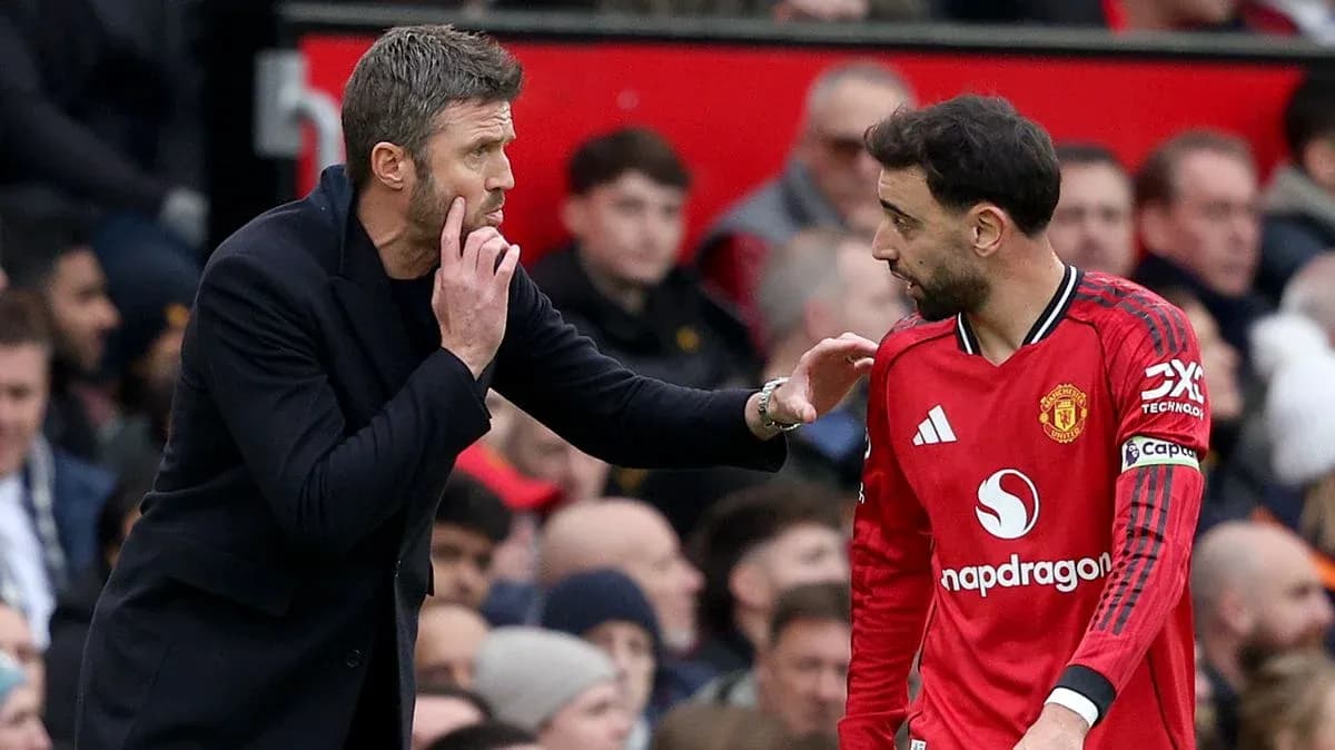 Entrenador hablando con jugador durante el partido Entrenador hablando con jugador durante el partido