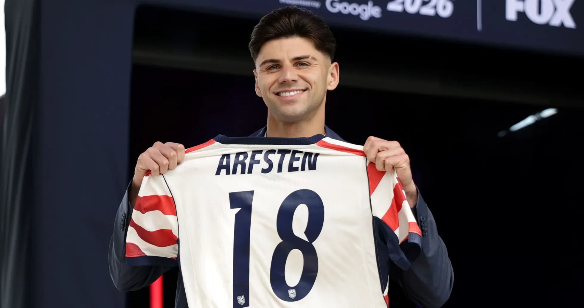 Jugador presenta camiseta con nombre Arfsten y número 18 Jugador presenta camiseta con nombre Arfsten y número 18