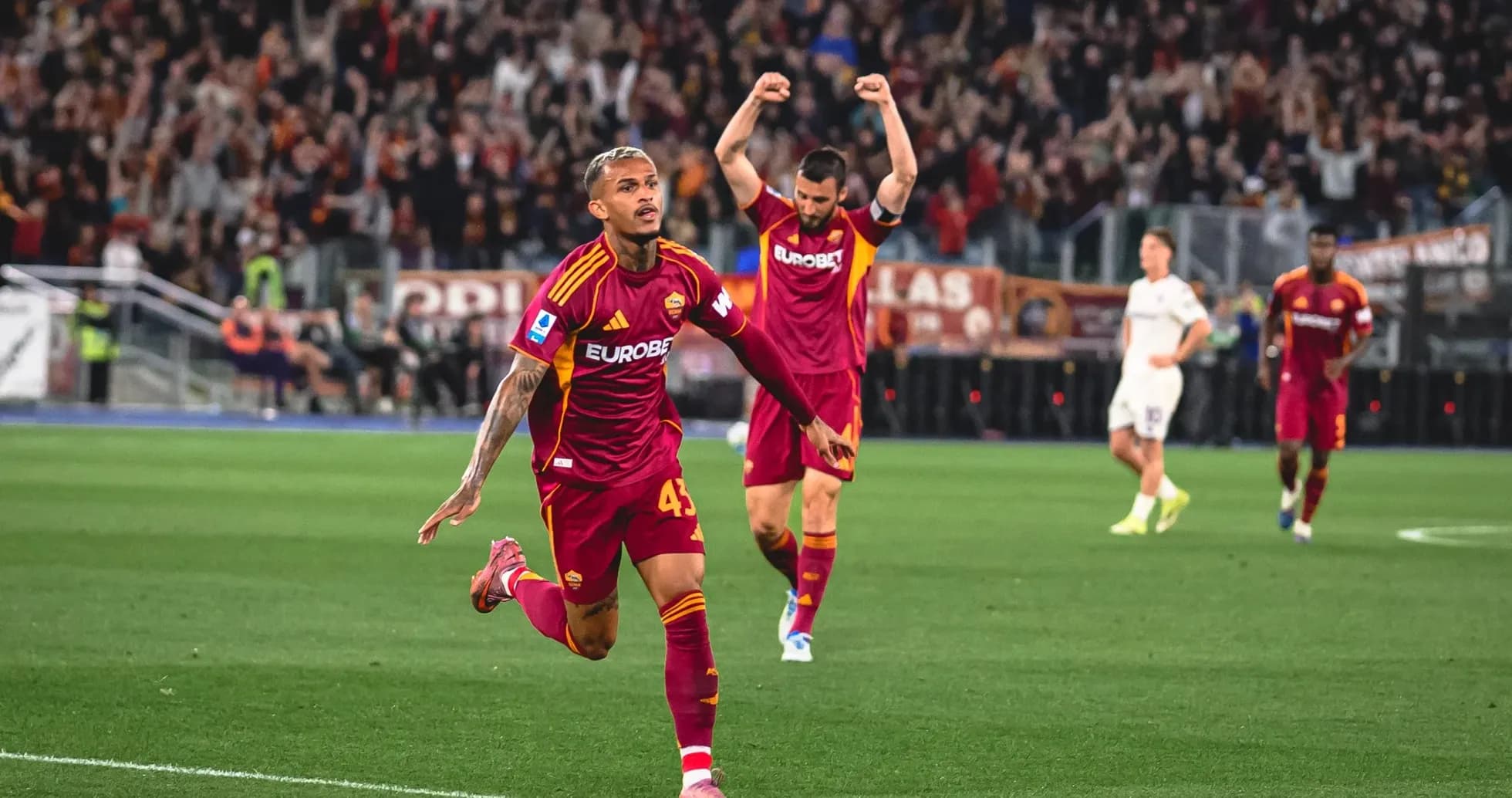Jugador de AS Roma celebra un gol Jugador de AS Roma celebra un gol