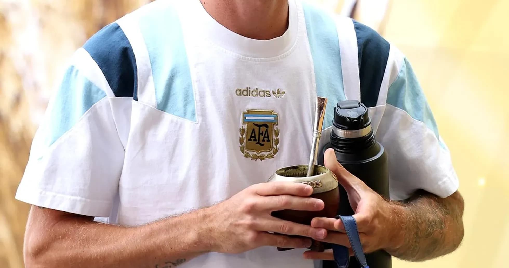 Jugador sosteniendo mate y botella de agua Jugador sosteniendo mate y botella de agua
