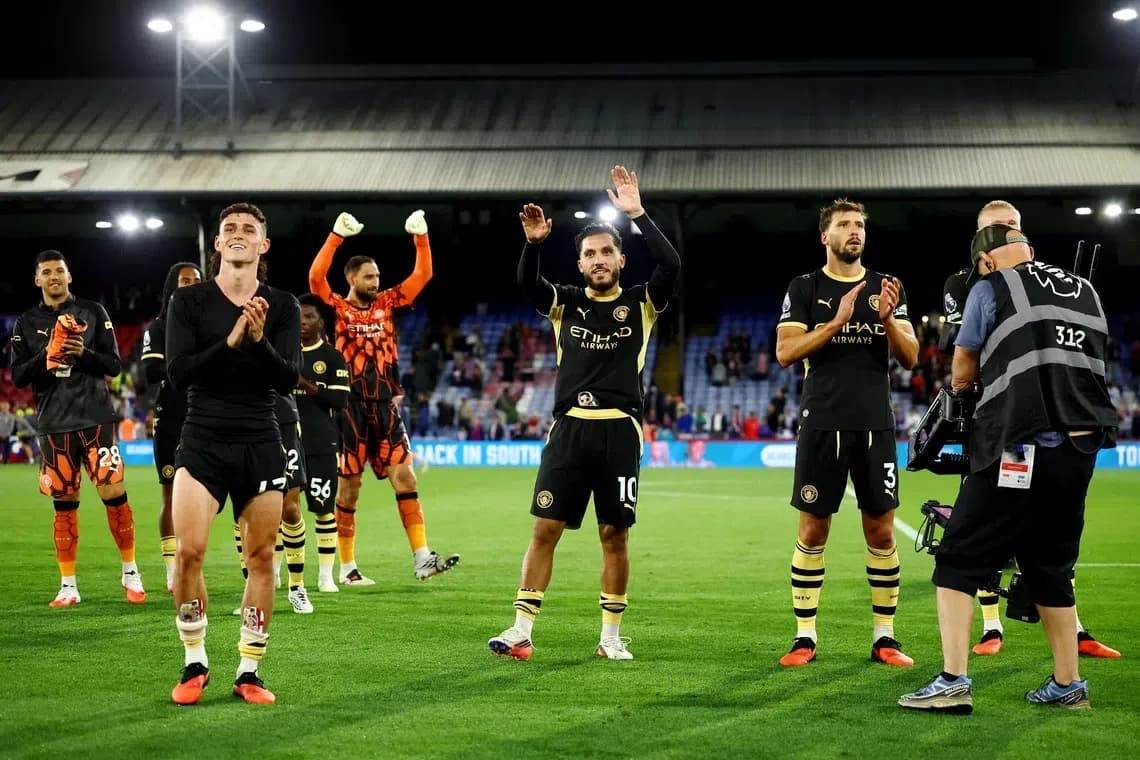 Jugadores de Manchester City aplaudiendo tras el partido Jugadores de Manchester City aplaudiendo tras el partido